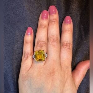Exquisite Ring Inlaid Shining Yellow Zircon